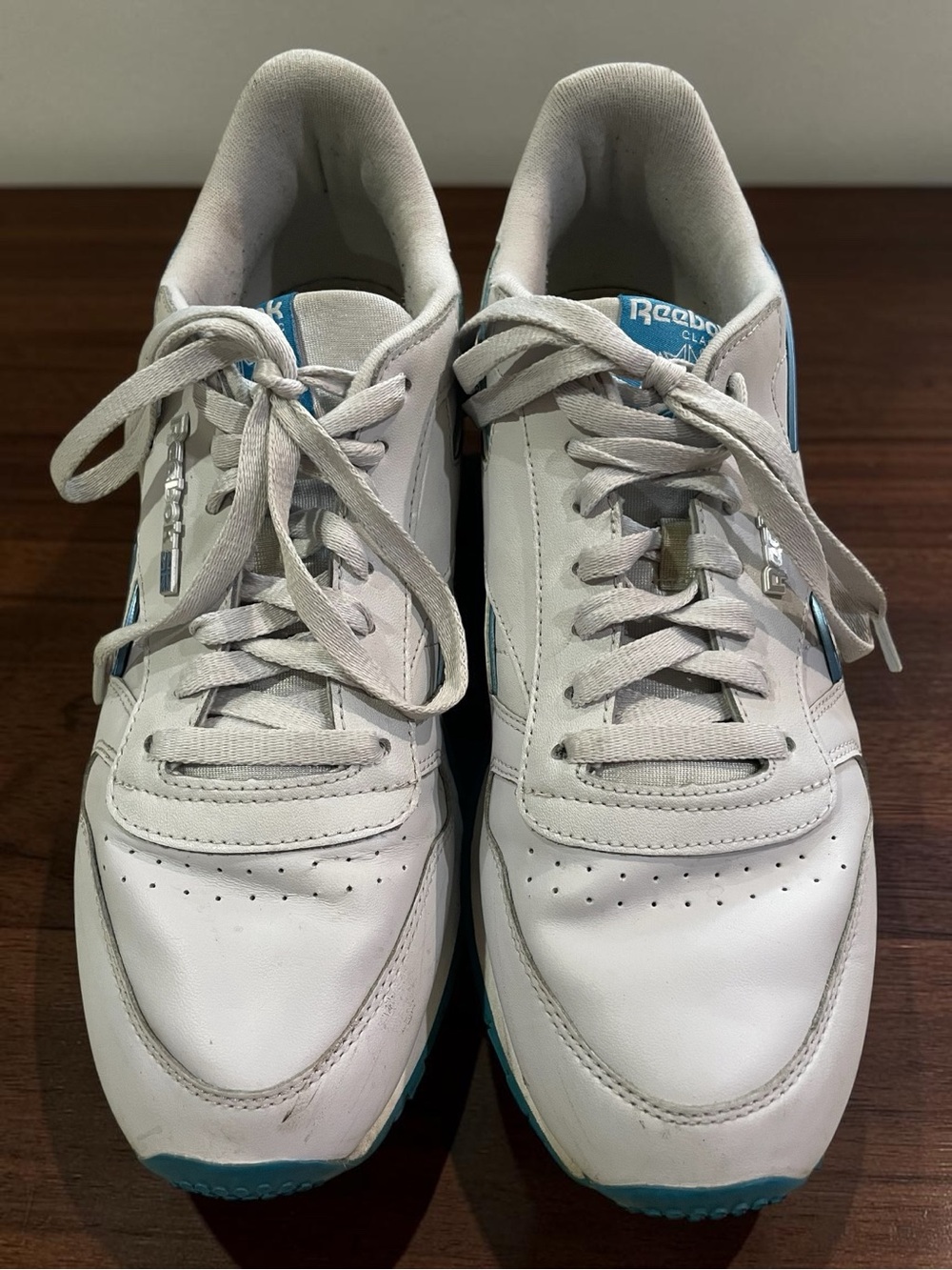 Reebok Classic Men’s Light Gray with Teal Low-Top Sneaker Size 10
